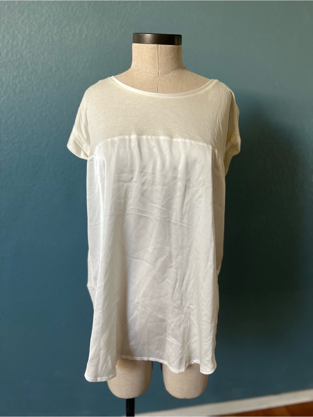 NWT MNG suit Lightweight White Women's Short-Sleeve Top silky front detail